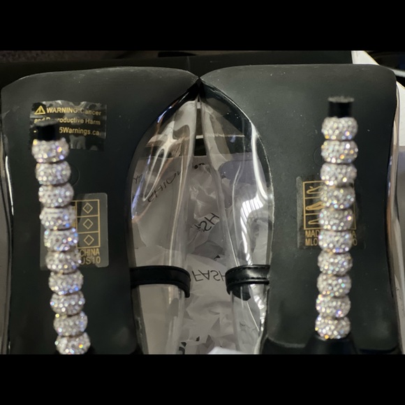 Fashion Nova clear pumps classy & elegant, heel is made of rings of rhinestones. - Picture 9 of 12